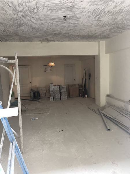 民權路老屋翻新 開放空間天花板砂磨至水泥面.jpg