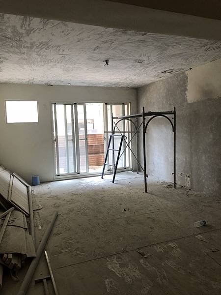 民權路老屋翻新 客廳沙發背牆砂磨 (2).jpg