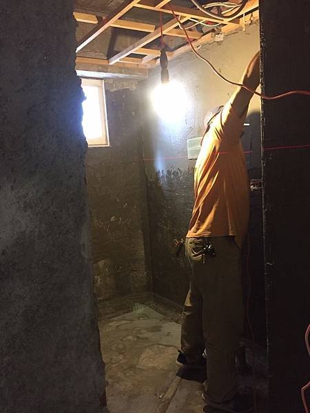 民權路舊屋翻新 主臥衛浴空間泥作貼磚施工 (2).jpg