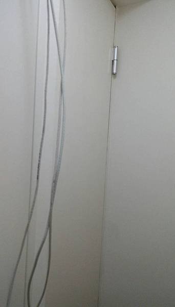 電箱倉庫門油漆修補.jpg