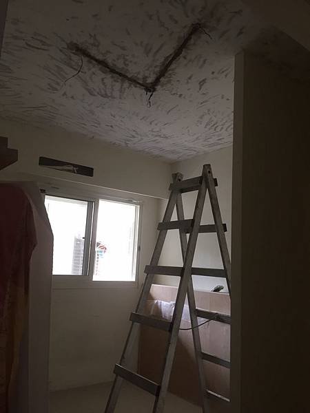 民權路老屋翻新天花板線路挖洞2.jpg