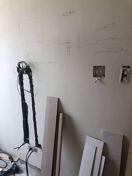 惠宇禮仁住宅設計 主臥室空間電視牆水電線路打牆施工完成.jpg