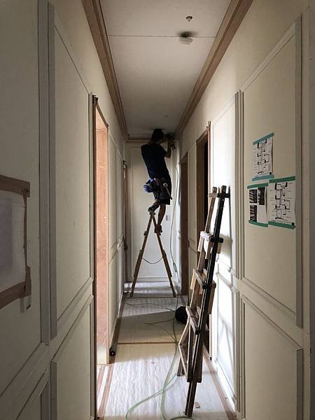 惠宇禮仁住宅設計 走道空間天花板木作線板施工中.jpg