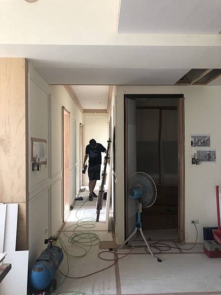 惠宇禮仁住宅設計 走道空間壁面線板施工中.jpg