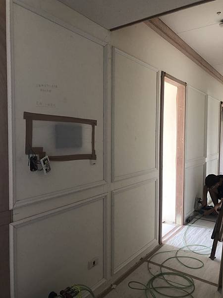 惠宇禮仁住宅設計 走道空間壁面線板施工紀錄 (2).jpg