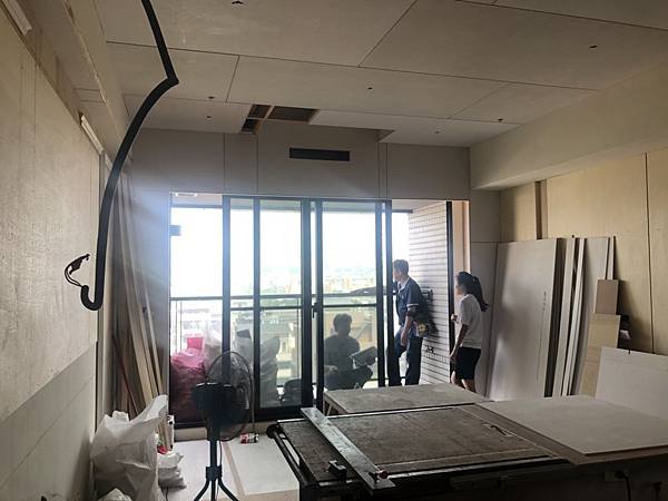 惠宇禮仁住宅設計 客廳空間天花板木作矽酸鈣封板施工.jpg