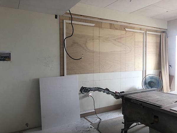 惠宇禮仁住宅設計 客廳空間沙發背牆木作造型牆面及線板施工中.jpg
