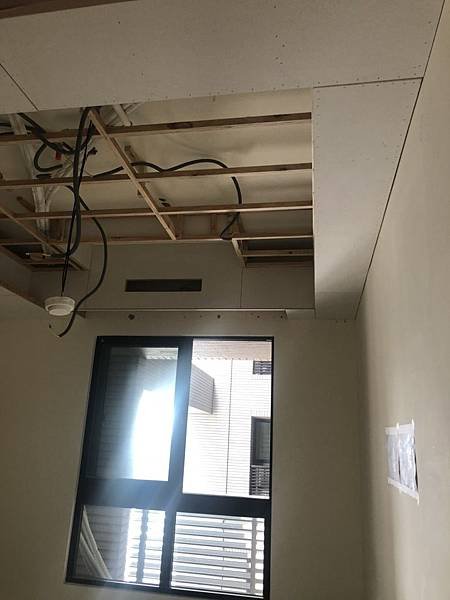 惠宇禮仁住宅設計 書房空間天花板封板施工中 (1).jpg
