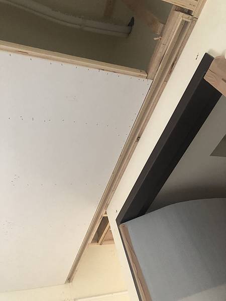 惠宇禮仁住宅設計 餐廳走道空間天花板木作預留滑門滑軌位置.jpg