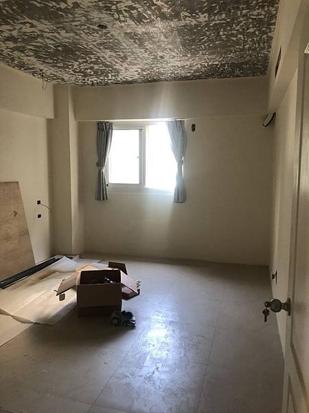 民權路舊屋翻新 次臥室空間天花板油漆施工完成 (2).jpg