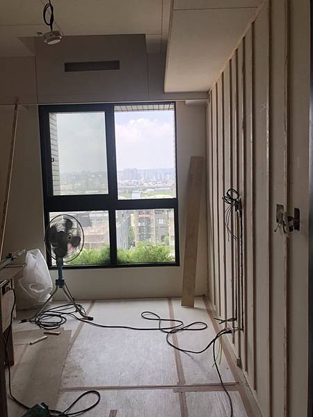 惠宇禮仁住宅設計 主臥室空間電視牆木作結構施工中.jpg