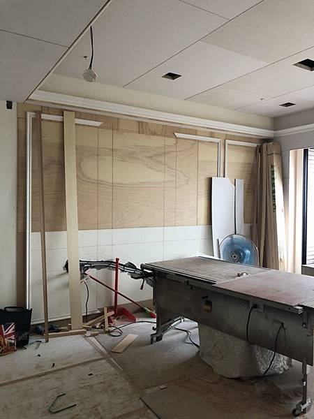 惠宇禮仁住宅設計 客廳空間天花板線板施工完成.jpg