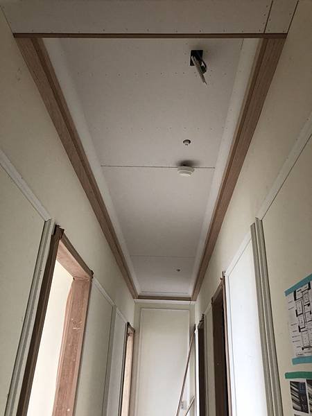 惠宇禮仁住宅設計 走道空間天花板線板施工完成.jpg