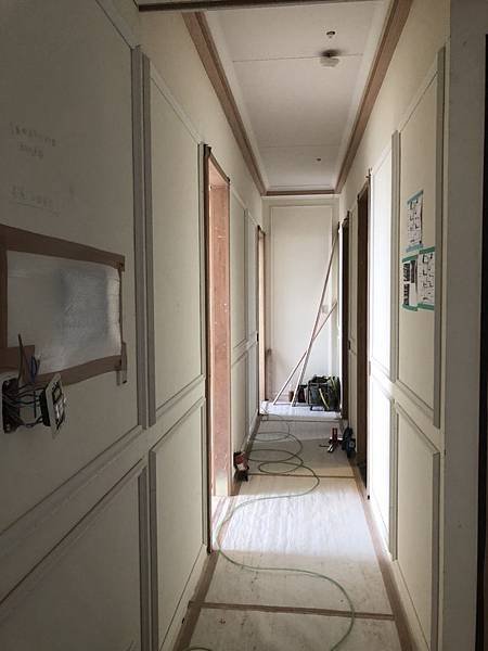 惠宇禮仁住宅設計 走道空間天花板線板施工完成 (2).jpg