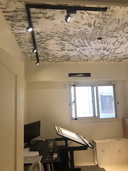 民權路舊屋翻新 次臥室空間天花板軌道燈燈具安裝完成.jpg