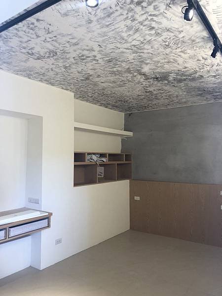 民權路舊屋翻新 主臥室天花板軌道燈燈具安裝完成.jpg