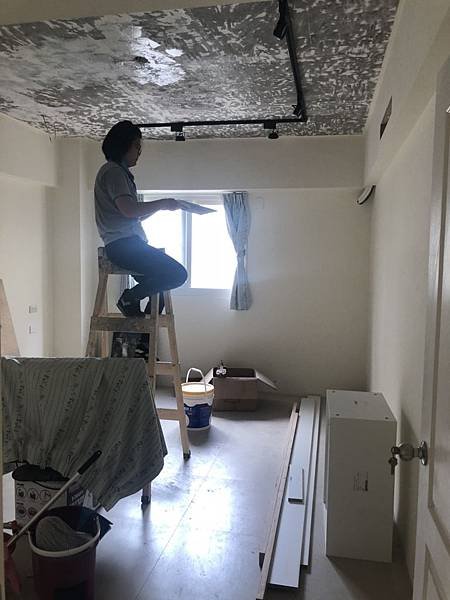民權路舊屋翻新 次臥室空間天花板漆藝批土施工中.jpg