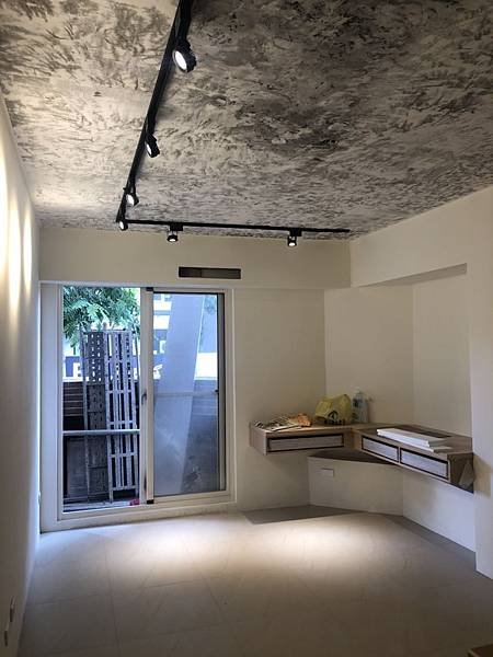 民權路舊屋翻新 主臥室天花板軌道燈燈具安裝施工完成.jpg