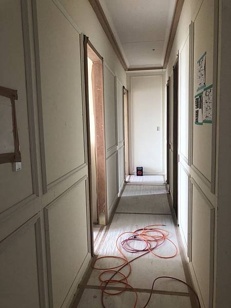 惠宇禮仁住宅設計 走道空間線板待油漆進場施工.jpg
