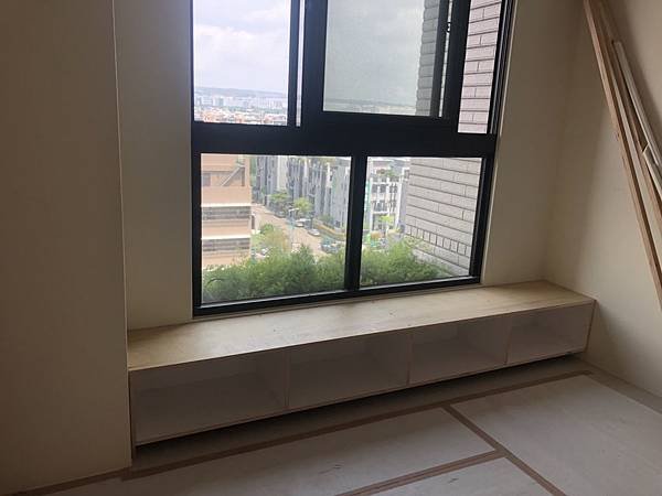 惠宇禮仁住宅設計 次臥室空間木作臥榻櫃施工中.jpg