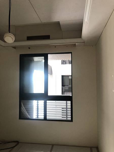 惠宇禮仁住宅設計 更衣室空間天花板木作線板施工完成.jpg