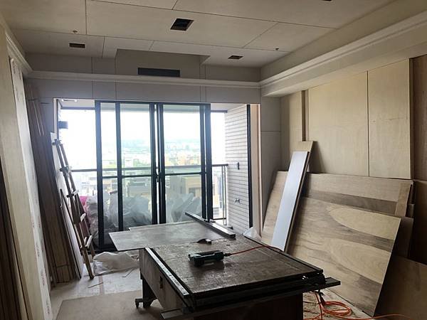 惠宇禮仁住宅設計 客廳空間木作天花板待油漆進場施工.jpg