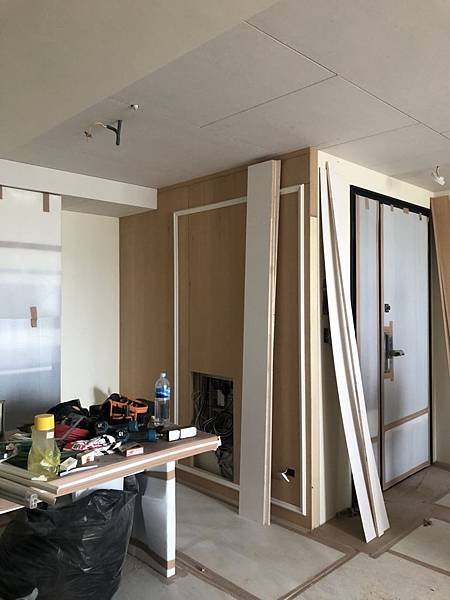 惠宇禮仁住宅設計 餐廳空間牆面木作修飾電箱牆面施工中.jpg