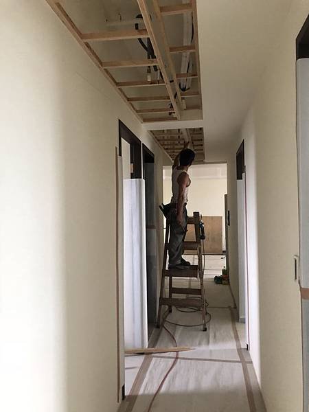 惠宇澄品住宅設計 走道空間天花板封板施工中.jpg