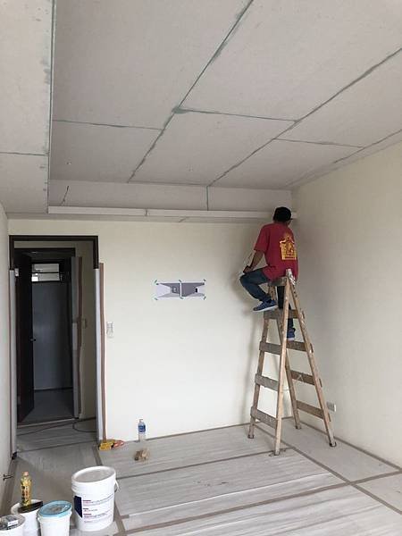 惠宇澄品住宅設計 男孩房天花板油漆批ab膠施工中.jpg