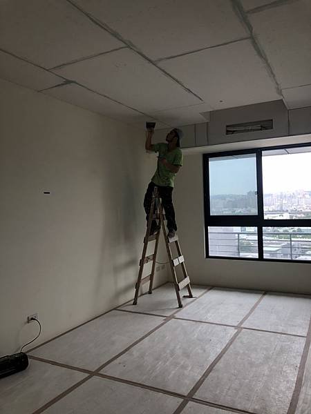 惠宇澄品住宅設計 主臥室空間天花板油漆批ab膠施工中.jpg