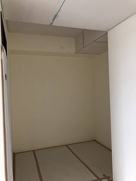 惠宇澄品住宅設計 主臥室空間天花板油漆批ab膠施工紀錄.jpg