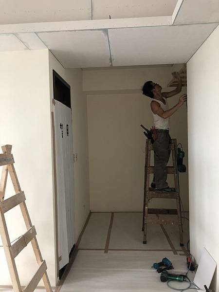 惠宇澄品住宅設計 主臥室空間木作天花板施工中.jpg