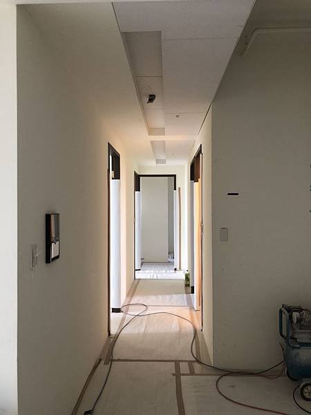 惠宇澄品住宅設計 走道空間木作天花板施工完成 待油漆批ab膠施工.jpg
