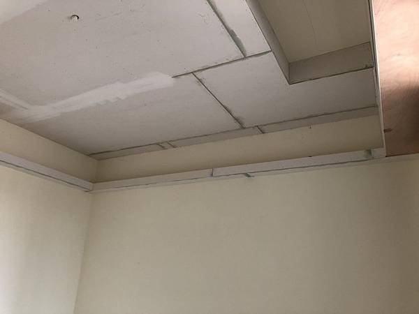 惠宇澄品住宅設計 次臥室二空間天花板油漆批ab膠施工.jpg