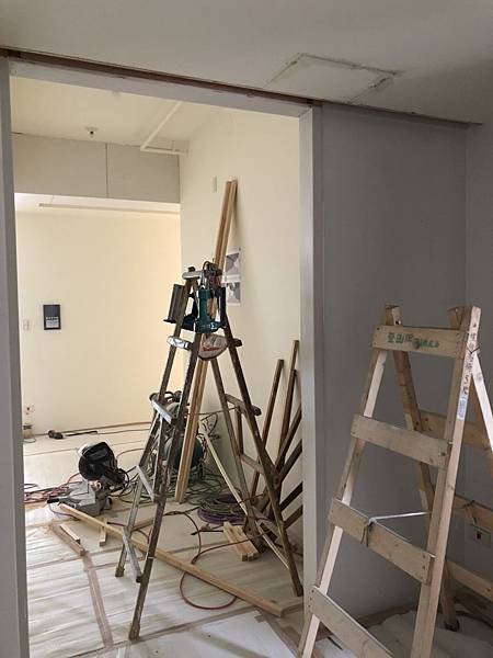 惠宇澄品住宅設計 廚房天花板挖軌道埋入孔施工紀錄.jpg