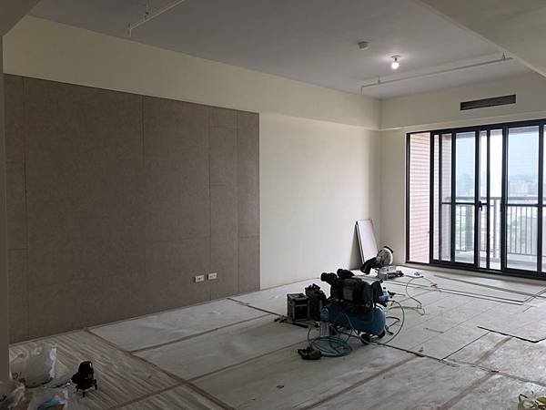惠宇澄品住宅設計 客廳空間沙發背牆系統板貼附施工進度紀錄.jpg
