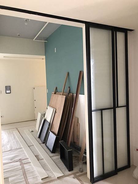 惠宇澄品住宅設計 廚房空間鋁框滑門安裝完成.jpg