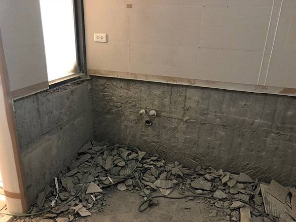 昌臨皇家舊屋改造 主臥浴室壁磚拆除施工紀錄.jpg