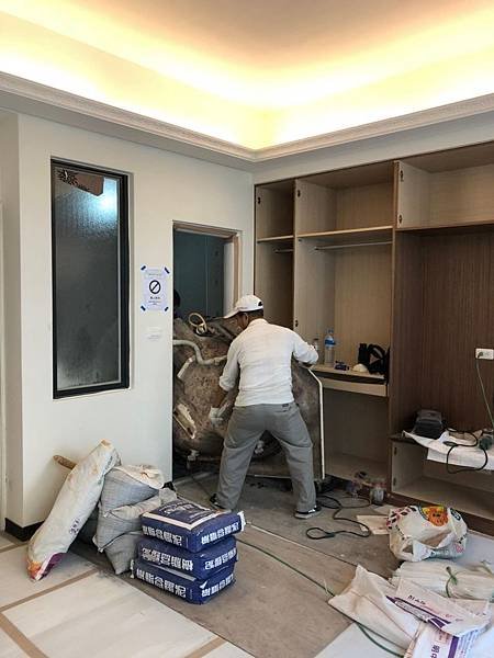 昌臨皇家舊屋改造 主浴浴缸拆除施工.jpg