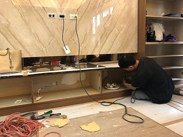 昌臨皇家舊屋改造 客廳電視牆原有線路源頭尋找.jpg
