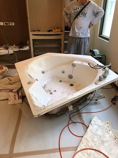 昌臨皇家舊屋改造 原有浴缸拆除施工紀錄.jpg
