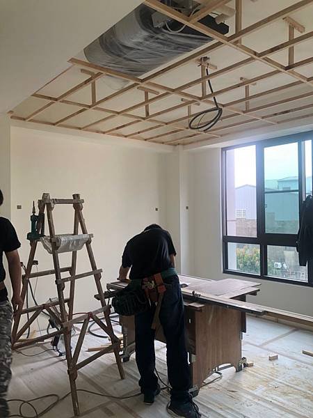 霧峰圓山水II住宅設計 主臥室空間天花板木作角材結構施工中.jpg