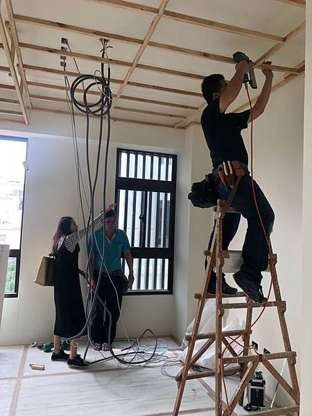 霧峰圓山水II住宅設計 主臥更衣室空間天花板角材結構施工中.jpg
