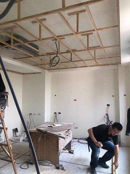 霧峰圓山水II住宅設計 主臥室空間天花板角材結構施工中.jpg