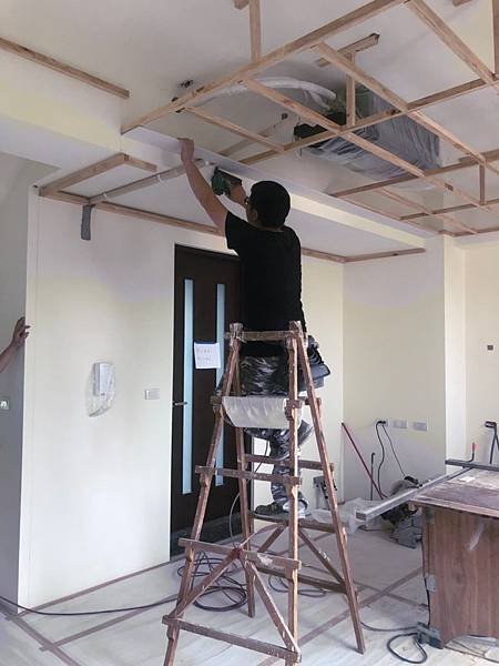 霧峰圓山水II住宅設計 主臥室空間天花板矽酸鈣封板施工.jpg