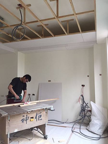 霧峰圓山水II住宅設計 主臥室天花板矽酸鈣封板施工中.jpg