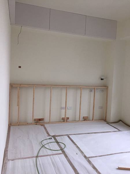 霧峰圓山水II住宅設計 男孩房木作床背板結構施工紀錄.jpg