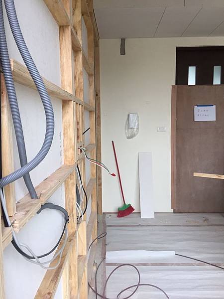 霧峰圓山水II住宅設計 主臥室空間木作隔間施工紀錄.jpg