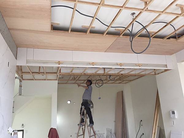 霧峰圓山水II住宅設計 客廳空間天花板燈具線路延伸施工紀錄.jpg