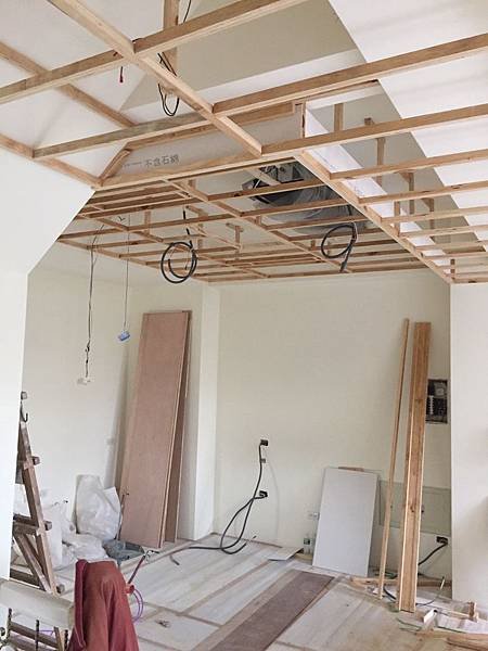 霧峰圓山水II住宅設計 廚房空間天花板木作角材結構施工中.jpg